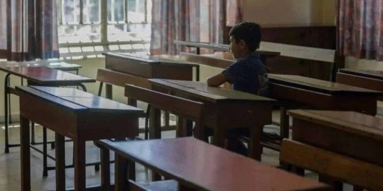 في لبنان.. معلمة تطرد تلميذًا رفض التبرع لحزب الله!