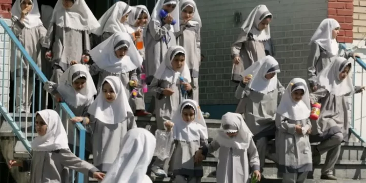 تسميم طالبات إيران.. يعيد شبح حرق نساء أصفهان بالأسيد