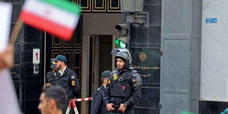 إيران تطرد دبلوماسيين ألمانيين