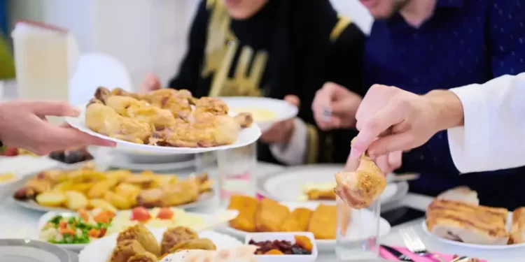 خبيرة تغذيه تكشف السر وتحذر من تقليل تناول الطعام في رمضان