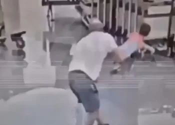 فيديو حادثة المطار.. رجل يحاول قتل طفل إيراني هارب من الحرب