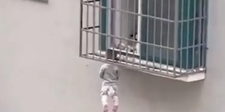 فيديو لا يوصف.. رضيع يتدلى بجسمه من الطابق الخامس