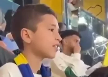 بعدما عانق رونالدو.. الطفل السوري اليتيم في مدرجات النصر