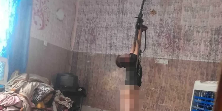 تعنيف صبي عراقي بطريقة بشعة.. الأب قيده وعلقه في سلسلة