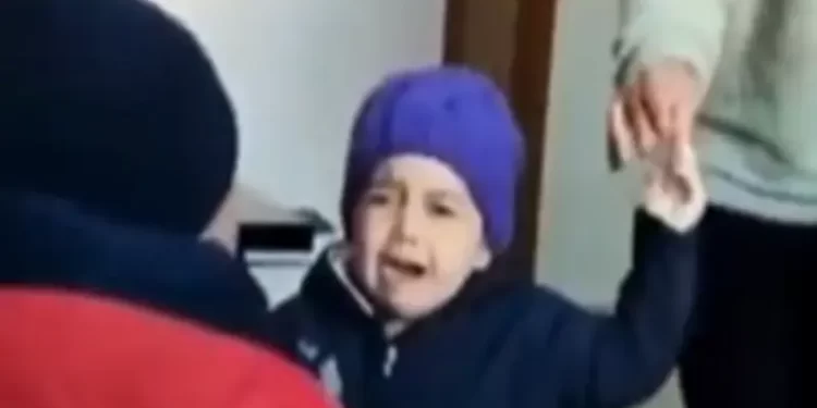 احتضنته بجنون.. مشهد مؤثر للقاء طفلة بوالدها بعد الزلزال