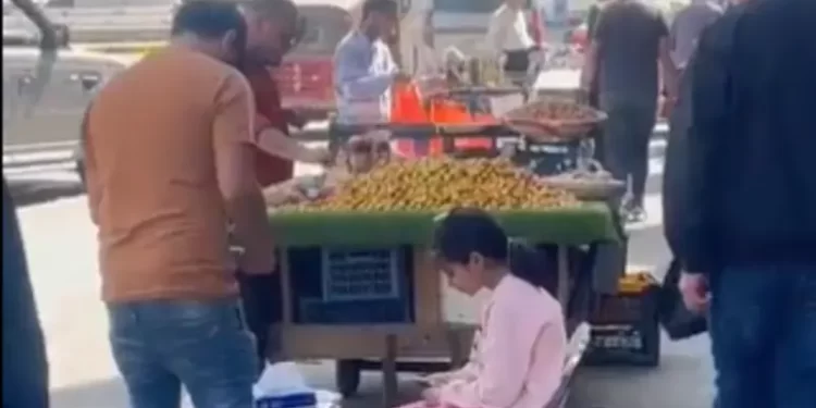طفلة الرصيف تبكي العراقيين… “كل يوم أبوها يرميها بالشارع”