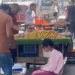 طفلة الرصيف تبكي العراقيين… “كل يوم أبوها يرميها بالشارع”