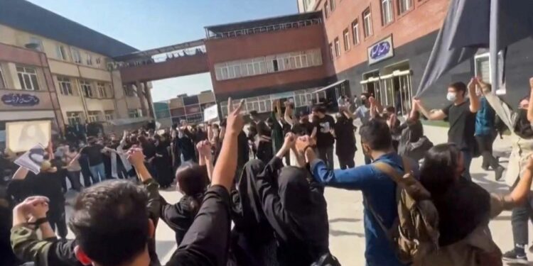 “صحيفة نيويورك تايمز” ضباط إيرانيون لجنودهم: سيعدمونكم إن سقط النظام