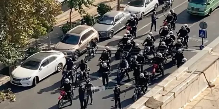 طهران تخنق الصحافيين.. اعتقال مراسل واتهامه بالتحريض