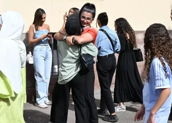 فستان أم عباية..طالبات يسخرن ويتحدين ماكرون على طريقتهن