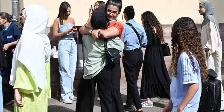 فستان أم عباية..طالبات يسخرن ويتحدين ماكرون على طريقتهن