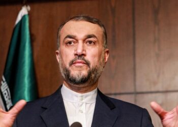 سوريا.. عبد اللهيان يزور مرقد حافظ الأسد في اللاذقية