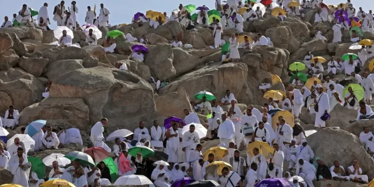 على جبل عرفات.. حجاج بيت الله يطلبون المغفرة ويدعون لأوطانهم