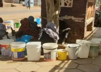 طوابير خانقة على ضفاف النيل وأم درمان تشكو العطش