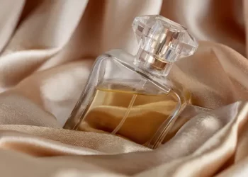 أمضينا العمر نحفظ العطور في المكان الخاطئ.. خبيرة تكشف