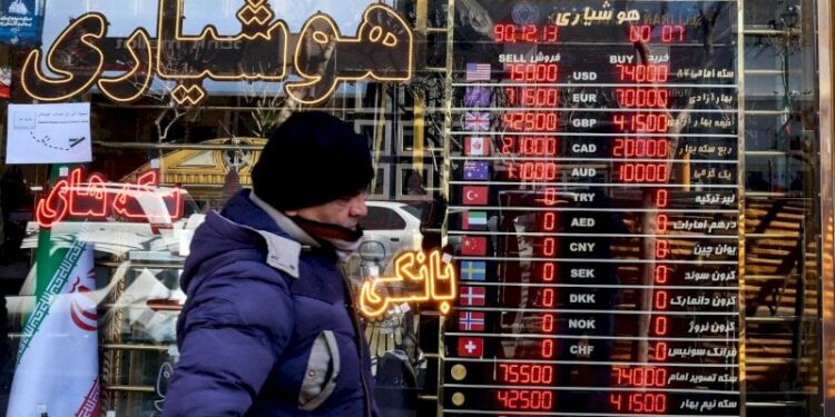 تصاعد المخاوف من تداعيات عودة العقوبات الدولية على ايران