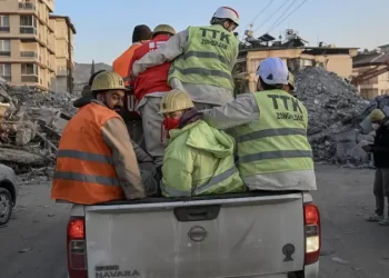 مشهد يخطف الأنفاس.. انتشال فتاة بعد 248 ساعة تحت الأنقاض