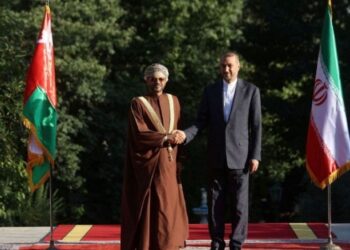 موقع بريطاني: لهذا زار وزير الخارجية العماني إيران