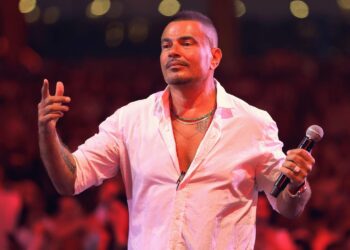 فيديو.. هجوم شرس على عمرو دياب بسبب “صفعة” لمعجب