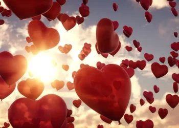 سرعة دقات القلب وتغيير بالعينين.. إليك علمياً ما يشعر به العاشق