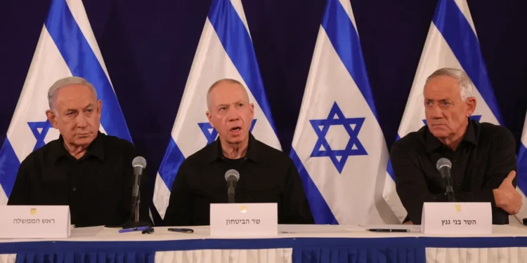 غالانت ينسحب من اجتماع وزاري.. تفاصيل أزمة جديدة مع نتنياهو