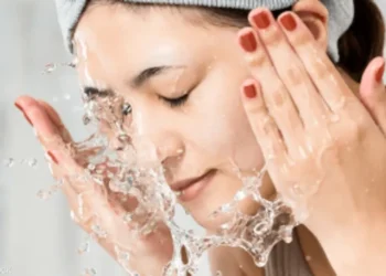 أيهما أفضل “الماء البارد أم الساخن”..لغسل الوجه؟