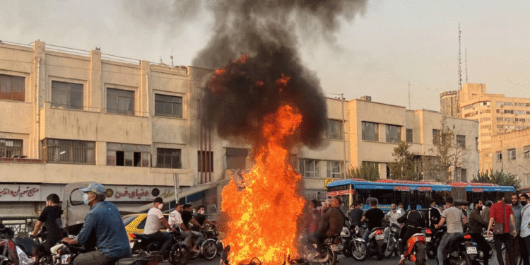 إيران: حشود تُردِّد أمام جامعة البوليتكنيك: “الموت للدكتاتورية”