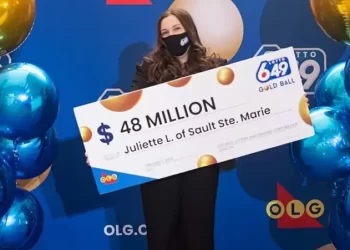 لأول مرة اشترت تذكرة يانصيب.. وفازت بالجائزة الكبرى!