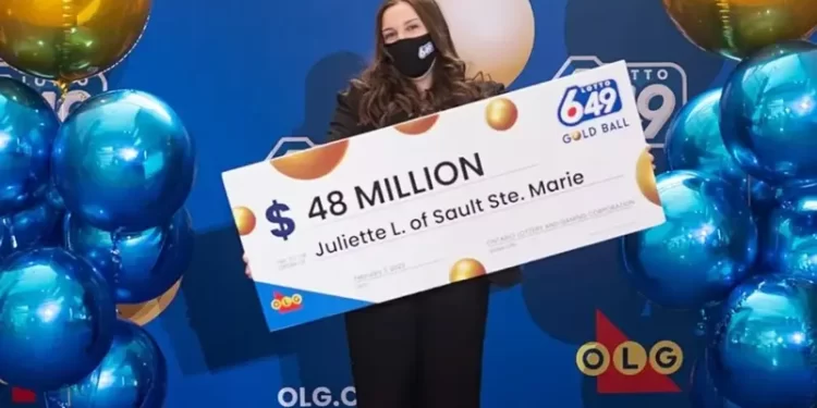 لأول مرة اشترت تذكرة يانصيب.. وفازت بالجائزة الكبرى!