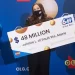 لأول مرة اشترت تذكرة يانصيب.. وفازت بالجائزة الكبرى!