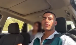 “فتاة البيرة” والسائق يثير ضجة في مصر