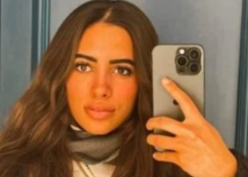 فتاة مصرية تقفز من سيارة شركة شهيرة وتصاب بجروح دامية.. معطر وإغلاق نوافذ