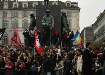 ماكرون يدعو للهدوء و”احترام الممتلكات” قبيل التاهب لتظاهرات حاشدة