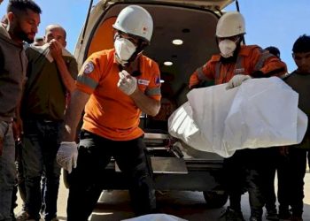 طبيبة فلسطينية تُفاجئ بوصول جثامين تسعة من أبنائها أثناء علمها في مجمع ناصر الطبي