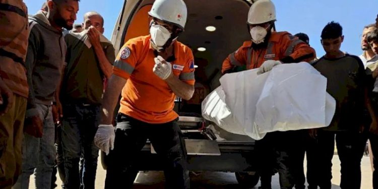 طبيبة فلسطينية تُفاجئ بوصول جثامين تسعة من أبنائها أثناء علمها في مجمع ناصر الطبي
