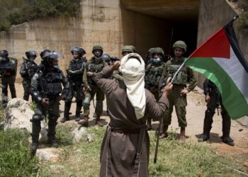 اندلاع مواجهات بين فلسطينيين والقوات الإسرائيلية على المدخل الشمالي لرام الله والبيرة