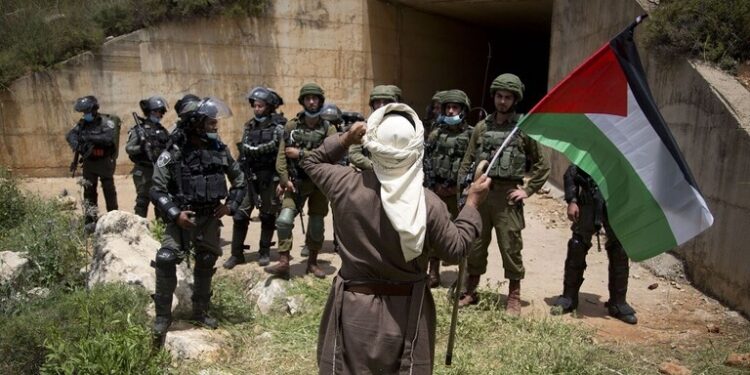 اندلاع مواجهات بين فلسطينيين والقوات الإسرائيلية على المدخل الشمالي لرام الله والبيرة