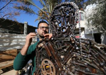 فنان فلسطيني يحول “الخردة المعدنية” إلى قطع فنية