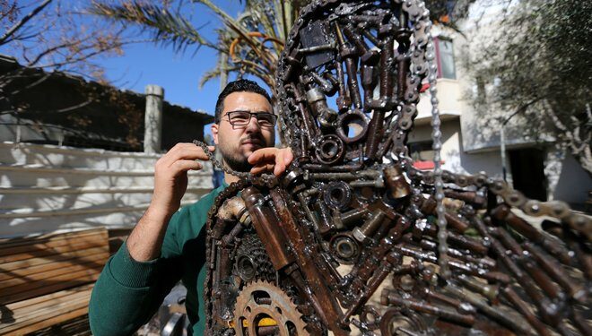 فنان فلسطيني يحول “الخردة المعدنية” إلى قطع فنية