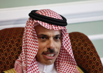 رئيس الوزراء الكوبي يكسر البروتكول الرسمي خلال استقباله وزير الخارجية السعودي (فيديو)