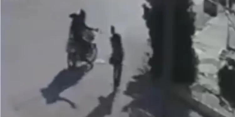 فيديو لا يوصف.. أفرغ رصاصه بصدره وسط الشارع في العراق