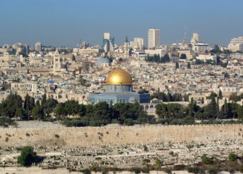 الوضع يتأجج بالقدس.. دعوة إلى حمل السلاح وانقسام حول “الرد”