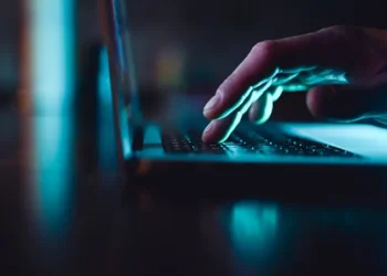 قراصنة “الشفاه المخيطة”يعطلون الاتصالات بأكثر من 60 سفينة شحن إيرانية