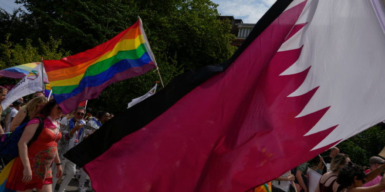 بريطانيا: لنحترم خصوصية قطر وعاداتها