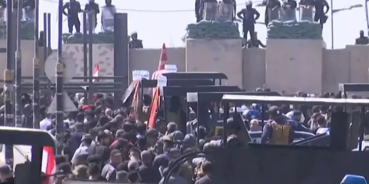 متظاهرون عراقيون يتوافدون نحو بوابات المنطقة الخضراء في بغداد