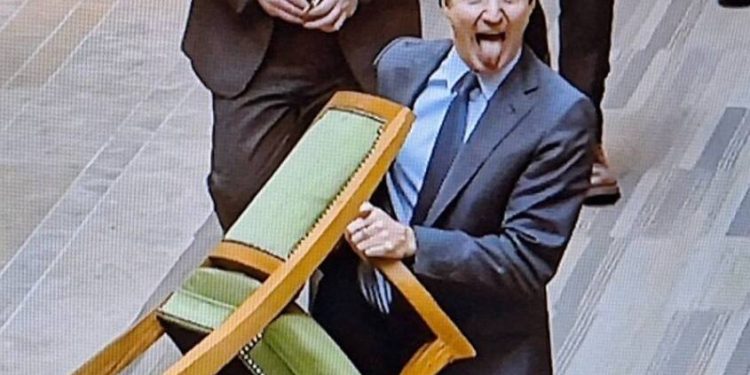 “حاملاً كرسيه” جاستن ترودو  يودع المنصب بطريقة غريبة