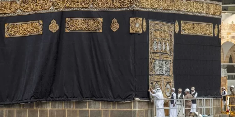 قصة صناعة كسوة الكعبة في السعودية “من الأحساء إلى مكة”