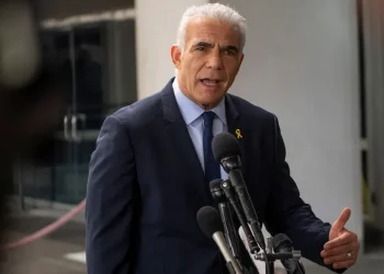 لابيد: خوف نتنياهو من “قطر غيت” تسببت باقالة “رونين بار”