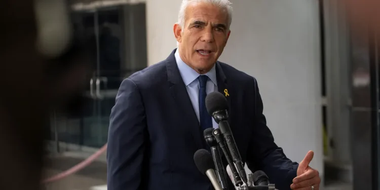 لابيد: خوف نتنياهو من “قطر غيت” تسببت باقالة “رونين بار”