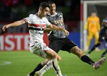 نجم برازيلي شهير يعلن اعتزاله بسبب “مشاكل في القلب”